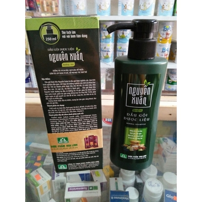 Dầu gội dược liệu Nguyên Xuân màu xanh