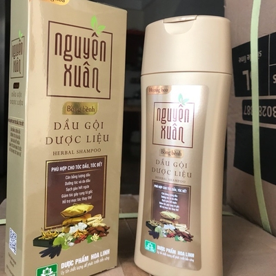 Dầu gội dược liệu Nguyên Xuân màu vàng