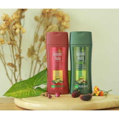Dầu gội dược liệu Nguyên Xuân màu đỏ