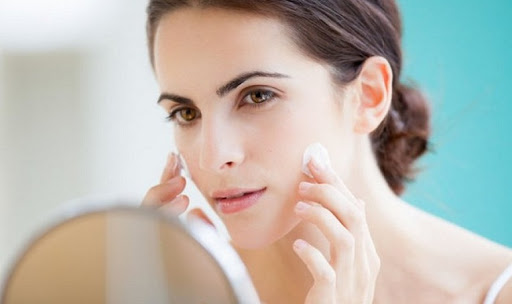 thoa lại kem chống nắng là một trong những phương pháp làm trắng da