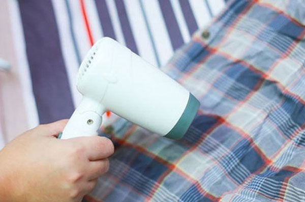 cách dùng máy sấy tóc hong khô quần áo