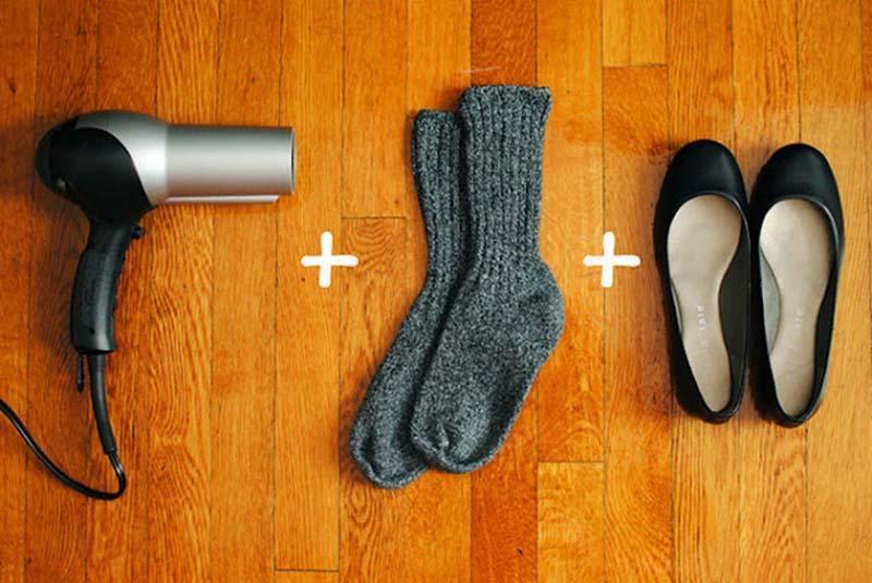 cách dùng máy sấy tóc nới lỏng giày