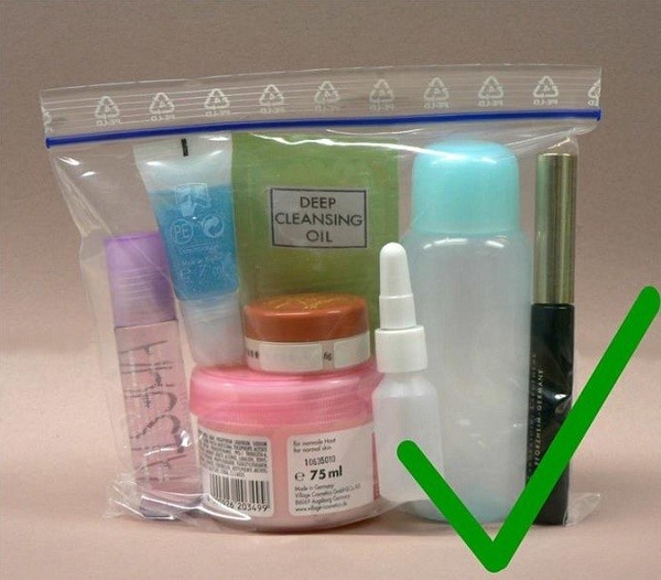 mang nước tẩy trang lên máy bay