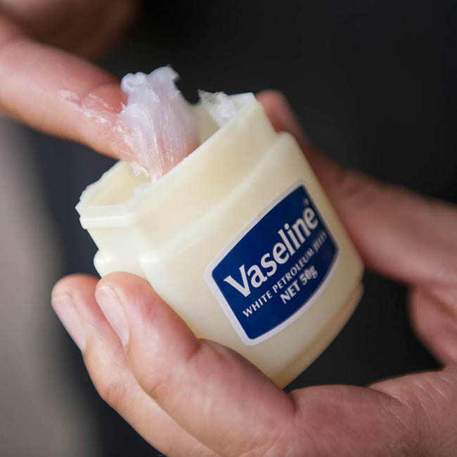 tẩy trang bằng vaseline