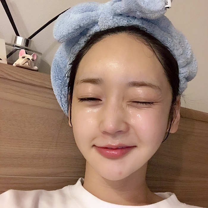 da mụn nên dùng dầu tẩy trang hay nước tẩy trang