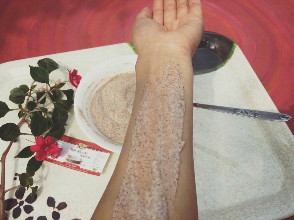 làm trắng da tay bằng kem đánh răng