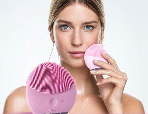 da mụn có nên dùng máy rửa mặt