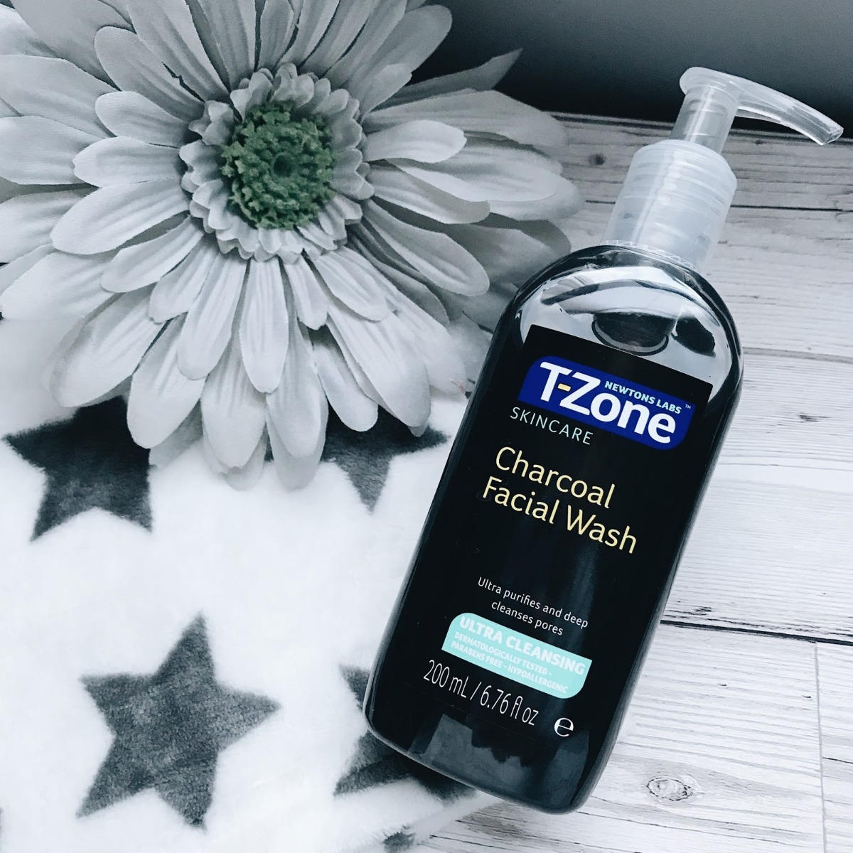 Gel rửa mặt T-zone Charcoal Facial Wash Ultra Cleansing