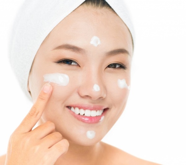 Dùng đầu ngón tay để thoa kem lên 5 vị trí bao gồm: trán, mũi, cằm và 2 bên má