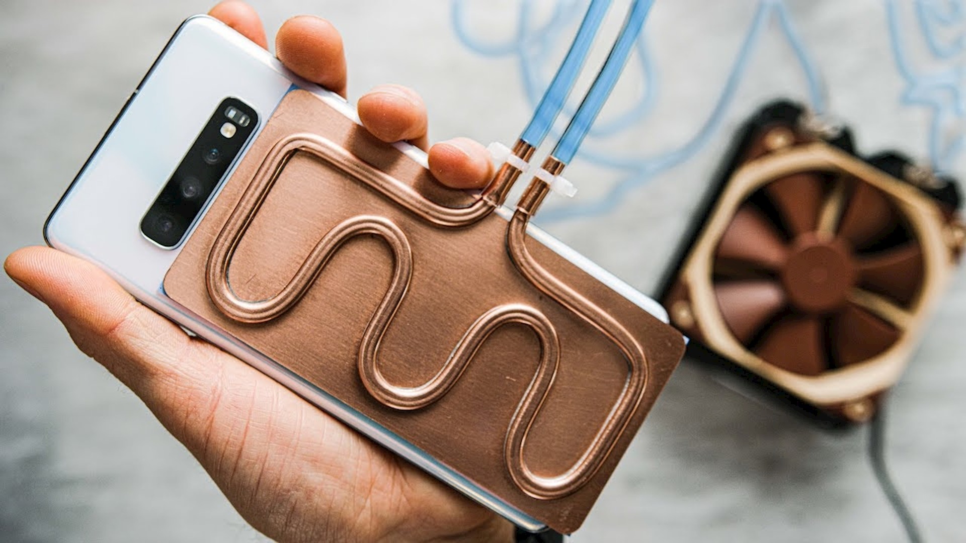 quạt tản nhiệt điện thoại hơi nước