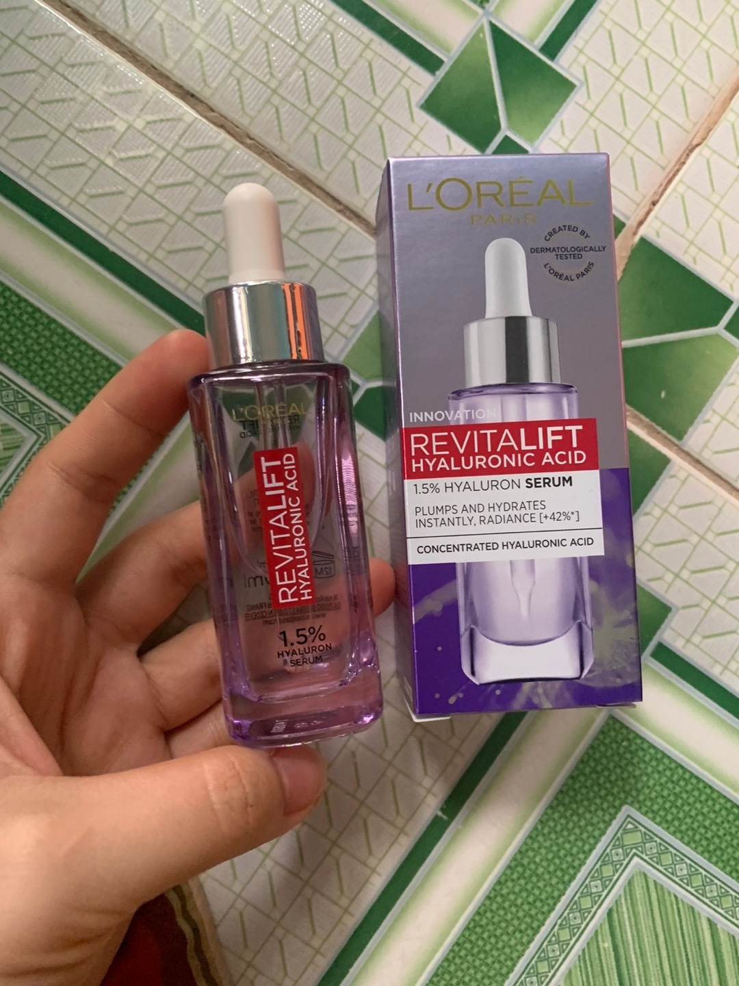 Thiết kế của serum cấp ẩm L'oreal Revitalift