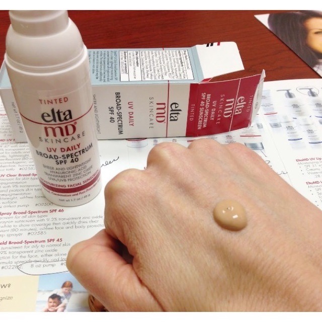 Kết cấu của kem chống nắng dưỡng ẩm Elta MD SPF 40