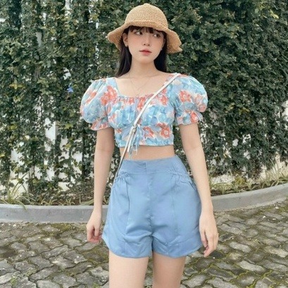 Phối đồ đi biển áo croptop + quần đùi