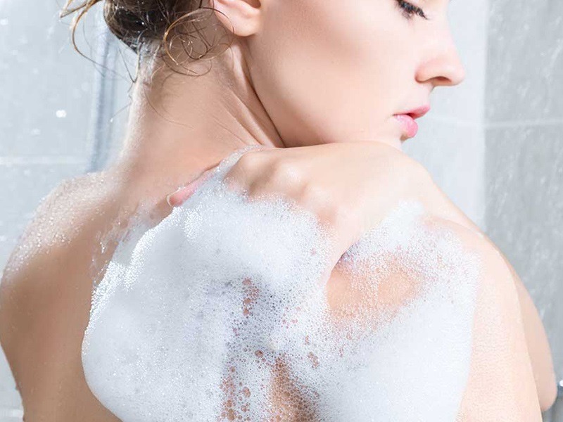 dùng sữa tắm trước hay tẩy da chết trước