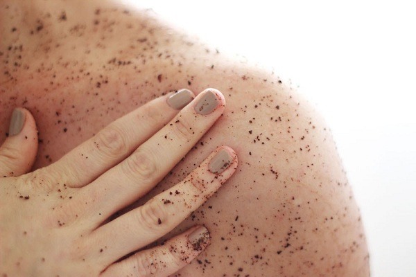 dùng sữa tắm trước hay tẩy da chết trước