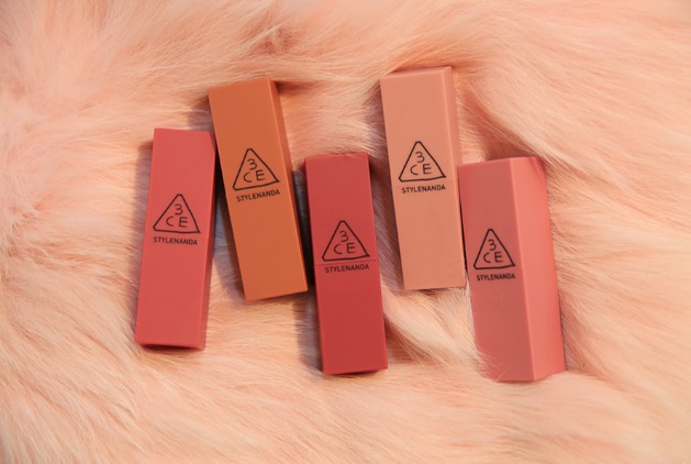 Thiết kế thỏi son vỏ nhám, gọn nhẹ và cầm rất chắc tay